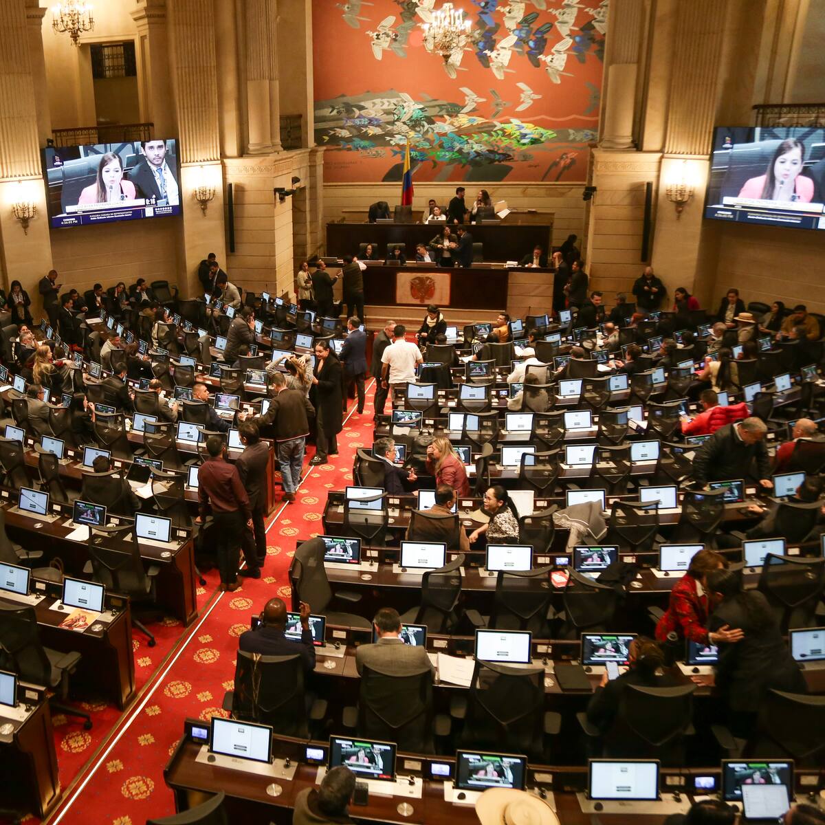 Partido Conservador, La U y Uribe se oponen a la reforma que permitiría el transfuguismo