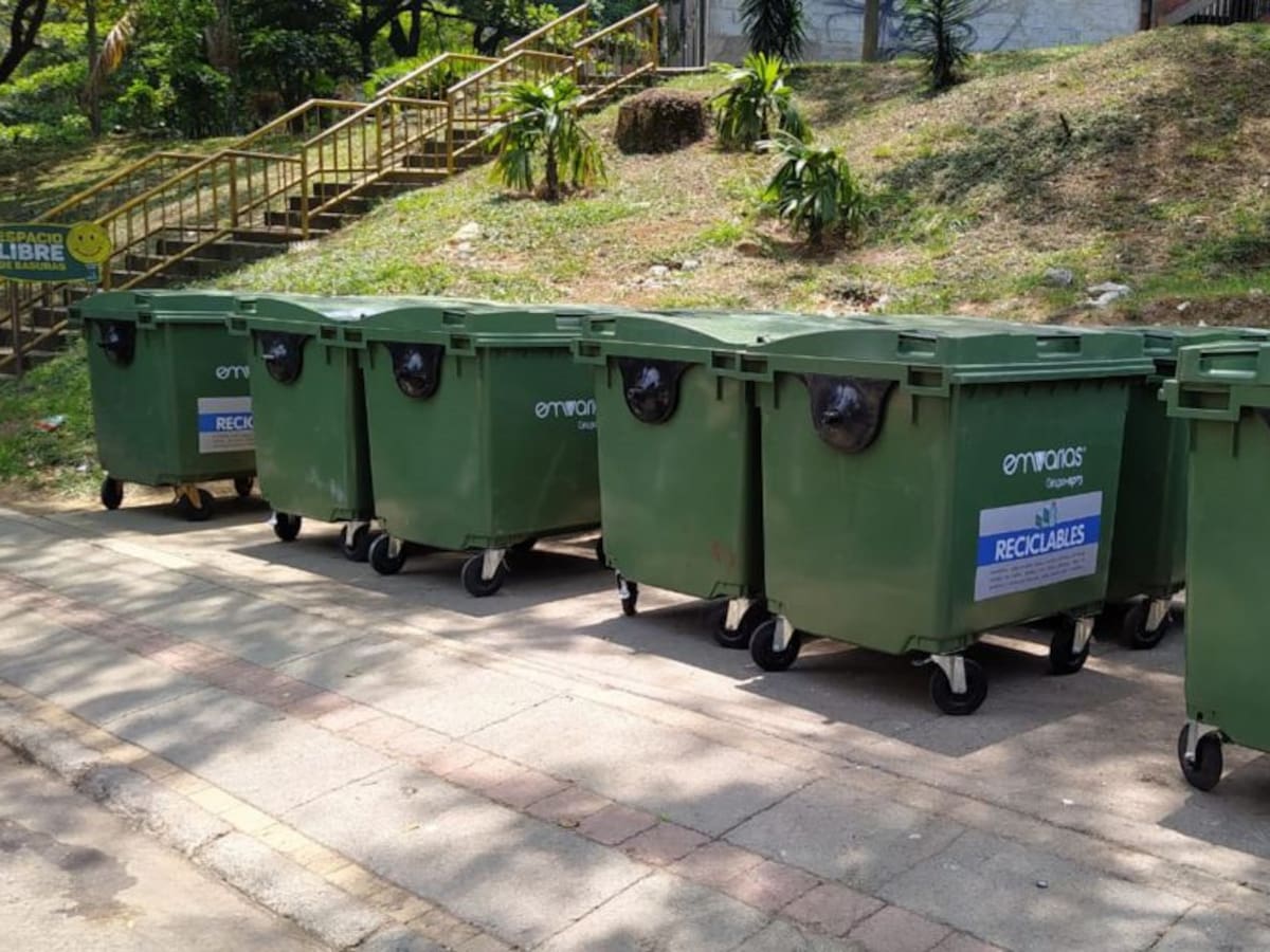Emvarias instala 64 contenedores de basura en Tricentenario