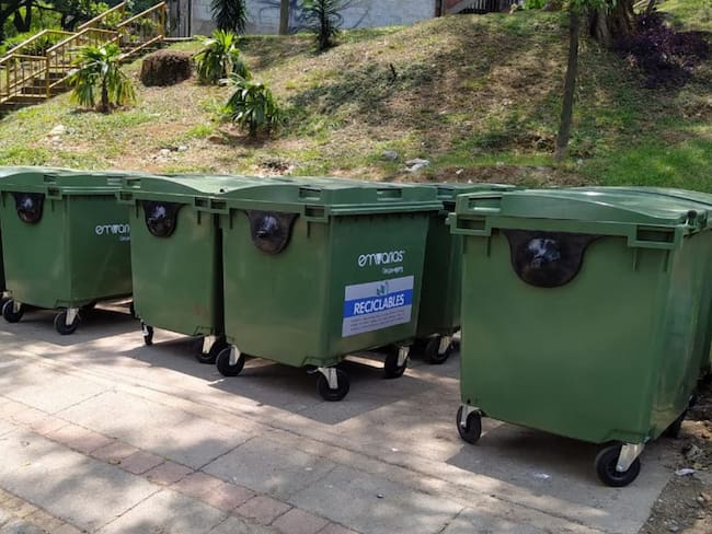 Emvarias instala 64 contenedores de basura en Tricentenario