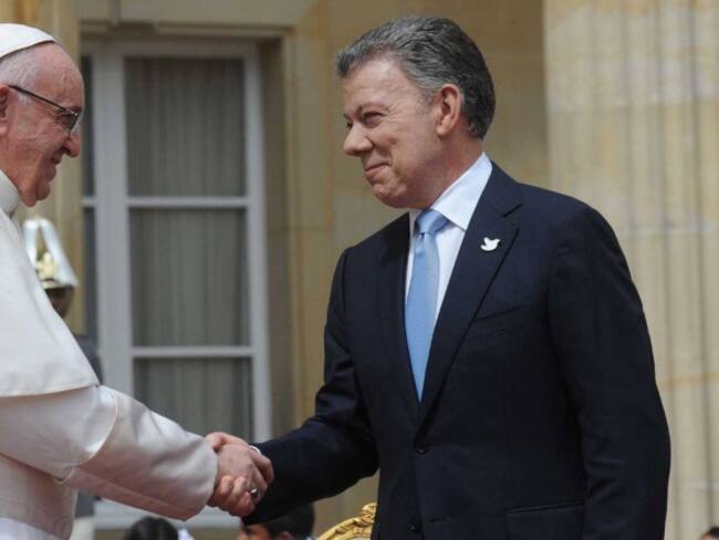Gracias por ayudarnos a construir la paz en Colombia: Santos al papa