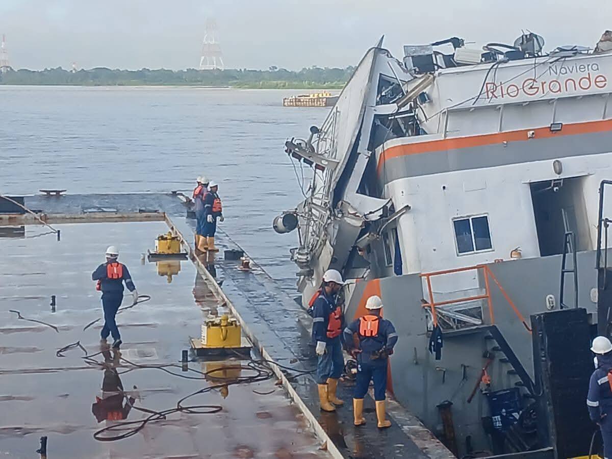 Así fue el momento en el que un remolcador Medellín se estrelló contra un puente en Barrancabermeja