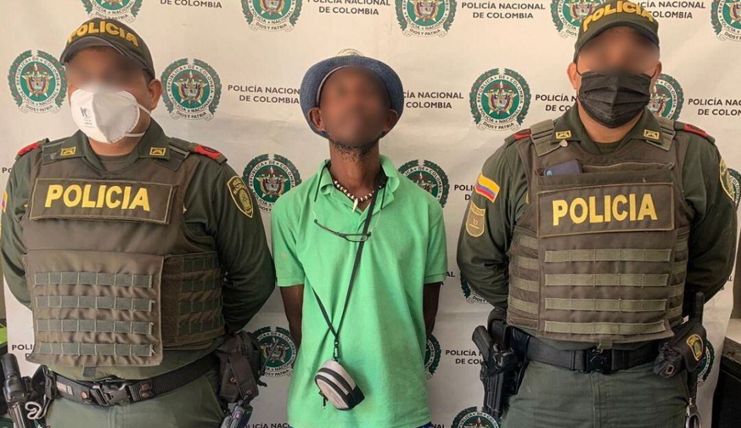 Este sujeto fue sorprendido por las patrullas del cuadrante caminando por las playas de este populoso sector turístico de la ciudad