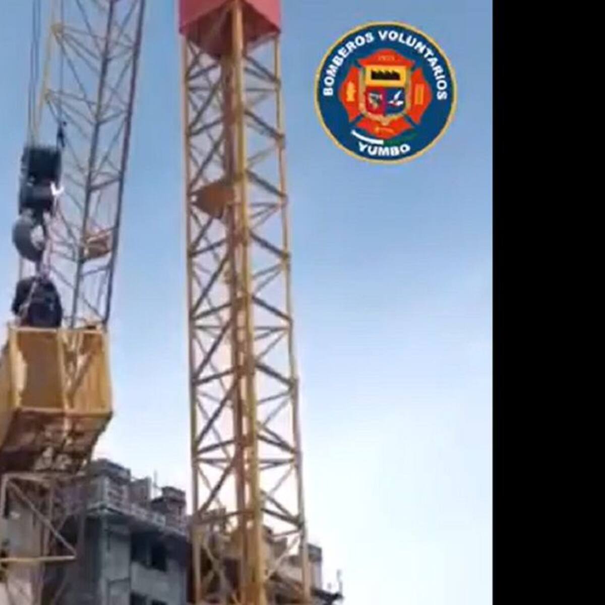 Bomberos rescatan operario de grúa que quedó atrapado a 35 metros de altura