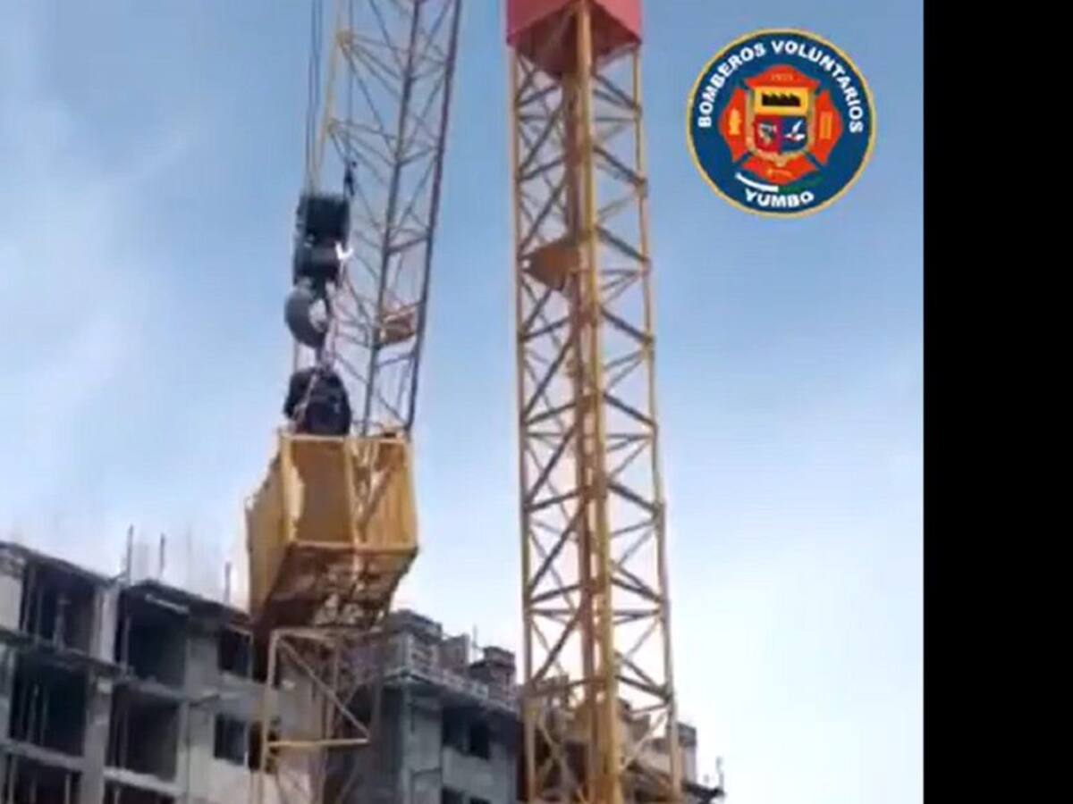 Bomberos rescatan operario de grúa que quedó atrapado a 35 metros de altura