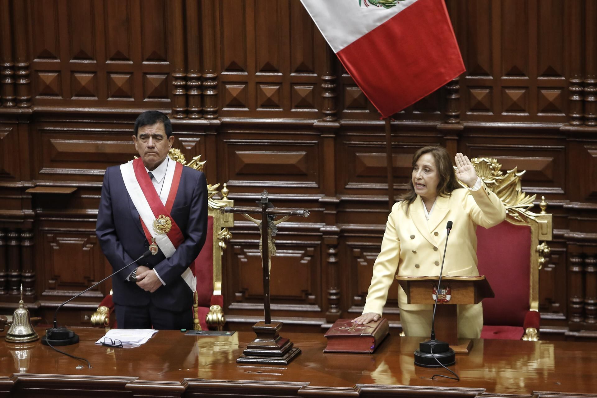 LIMA (PERÚ), 07/12/2022.- La abogada Dina Boluarte saluda tras ser juramentada como presidenta por presidente del Congreso, José Daniel Williams Zapata (i), hoy, en la sede del Congreso en Lima (Perú).  EFE/ STR