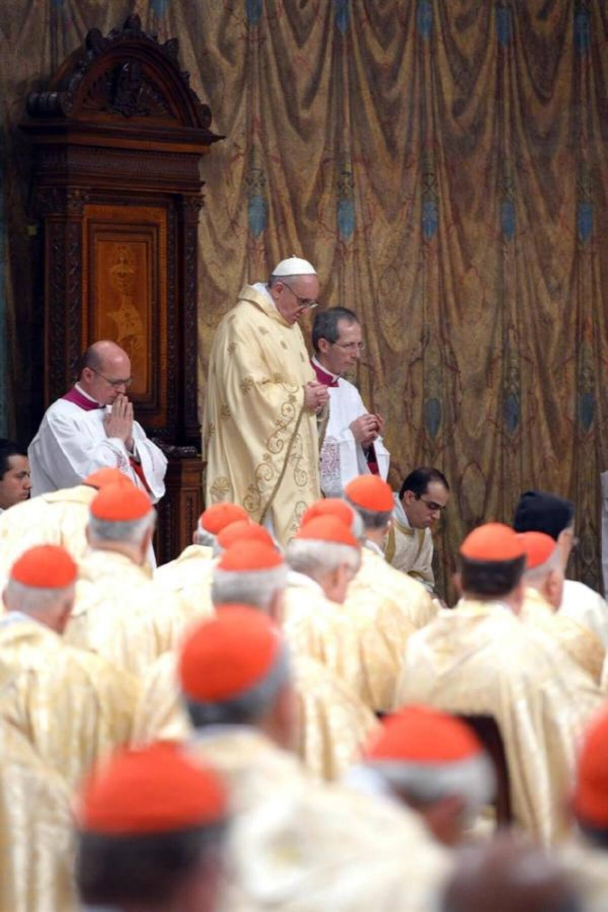 El papa explicó distendidamente que después del cónclave le sugirieron algunos nombres, como Adriano, por Adriano VI, un papa reformista; o Clemente, por Clemente XIV, el papa que prohibió a los jesuitas, como una pequeña "venganza". Sin embargo, optó por Francisco por unas palabras que le comentó el cardenal brasileño Claudio Hummes, cuando estaba alcanzando la mayoría para ser elegido: "No te olvides de los pobres". Foto: Agencia Efe.