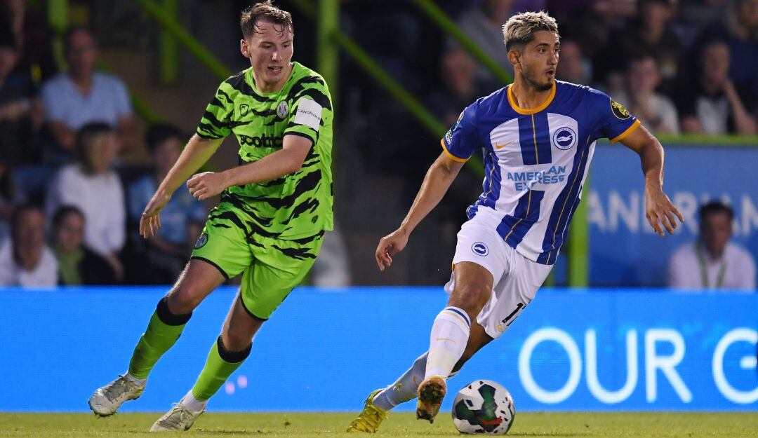 Steven Alzate durante el partido por Carabao Cup entre Brighton y Forest Green Rovers.