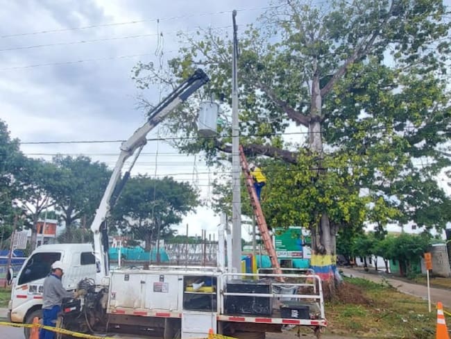Electricaribe desmonta transformador conectado ilegalmente en Magangué