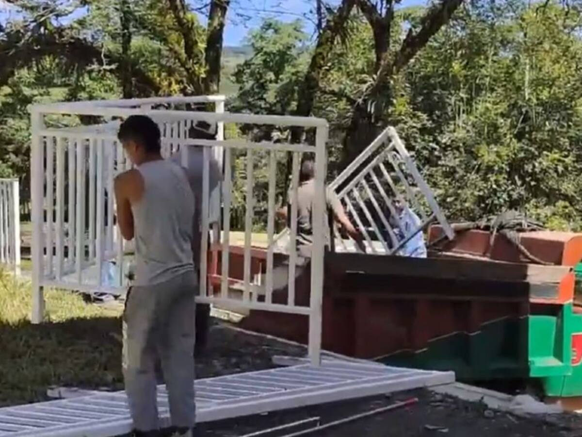 Se llevaron hasta ventanas de un colegio por falta de pago