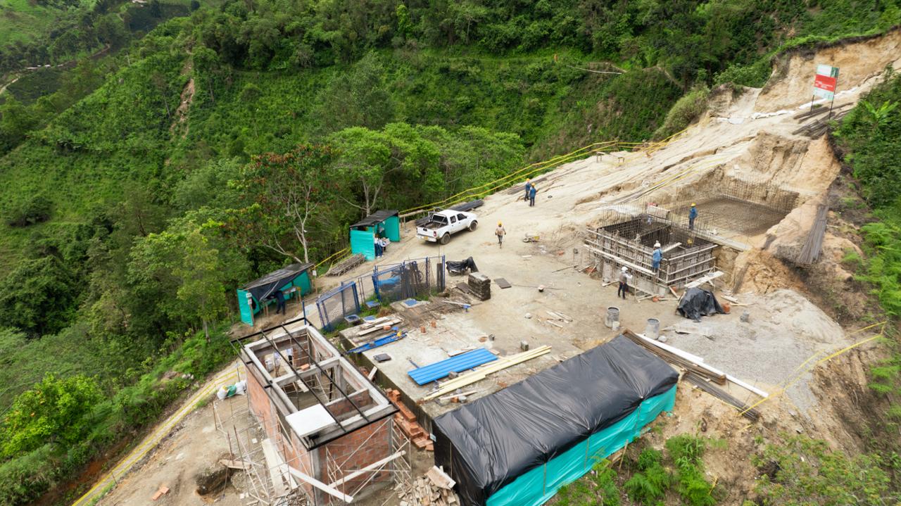 Se trata de la construcción de la planta de tratamiento de agua potable que optimizará este acueducto regional beneficiando a varias veredas de la capital diocesana del Huila.