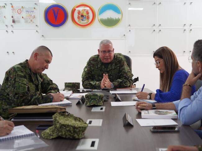 Comandantes de las Fuerzas Militares y el Ejército reunidos con la gobernadora del Tolima, Adriana Magali Matiz. Cortesía.