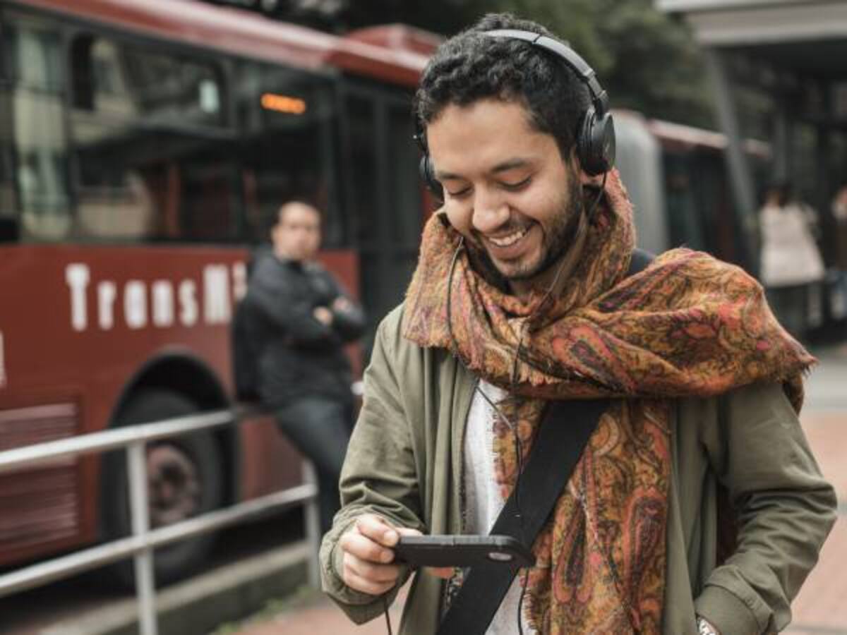 El 53% de colombianos ha visto series de TV en el bus