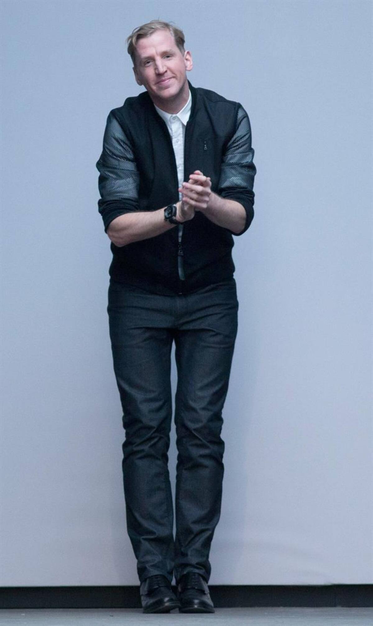 Una serie de modelos presentan la colección de otoño, invierno 2015 en la semana de la moda masculina en Londres, Inglaterra, que se realizará hasta el próximo 12 de enero.