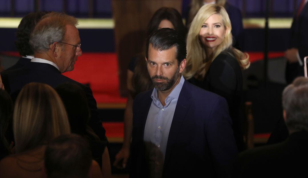 Donald Trump Jr. saca a la venta camisetas que se burlan del incidente fatal del actor Alec Baldwin.