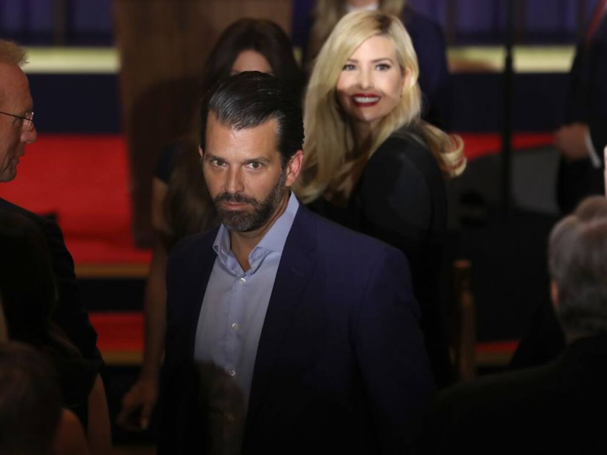 Trump Jr. vende camisetas en burla del fatal accidente de Alec Baldwin