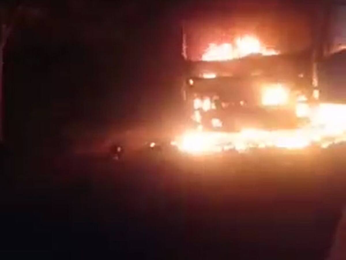 Cerrada vía El Carmen de Bolívar – Plato tras quema de dos vehículos