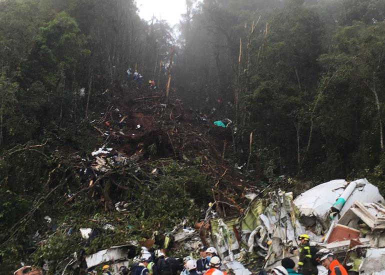 Los restos del avión de LaMia continúan en la zona rural. 
