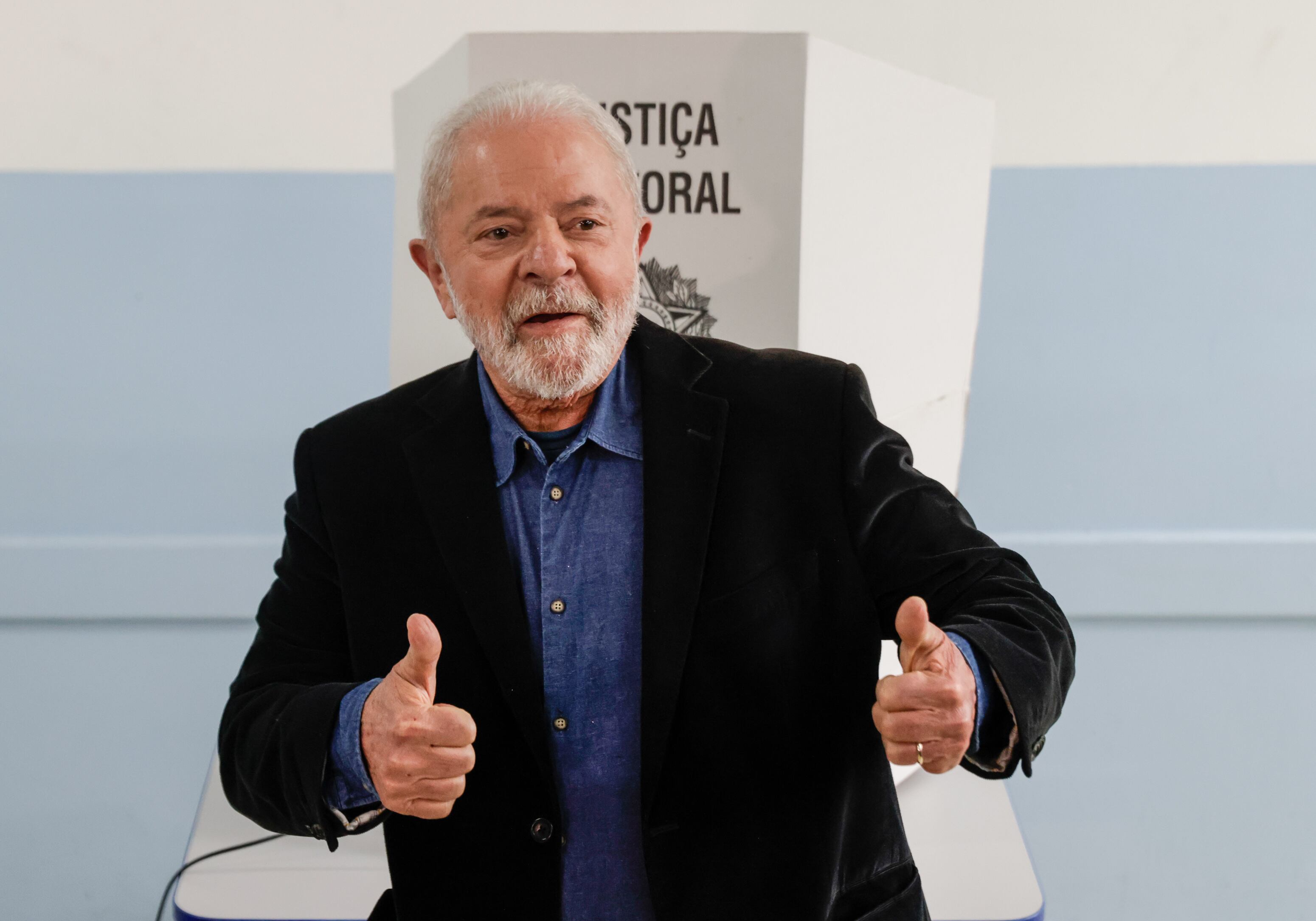 Luiz Inácio Lula da Silva luego de ejercer su derecho al voto.