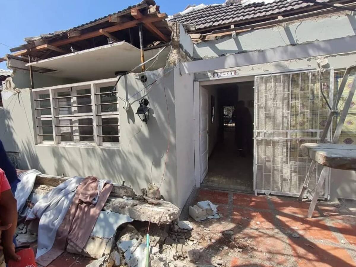 Hombre resultó herido por colapso de un techo en el barrio Daniel Lemaitre