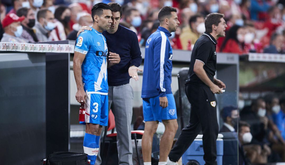 Iraola da indicaciones a Falcao antes de entrar al campo de juego ante el Athletic Bilbao.