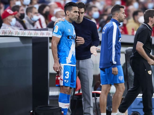 Iraola da indicaciones a Falcao antes de entrar al campo de juego ante el Athletic Bilbao.