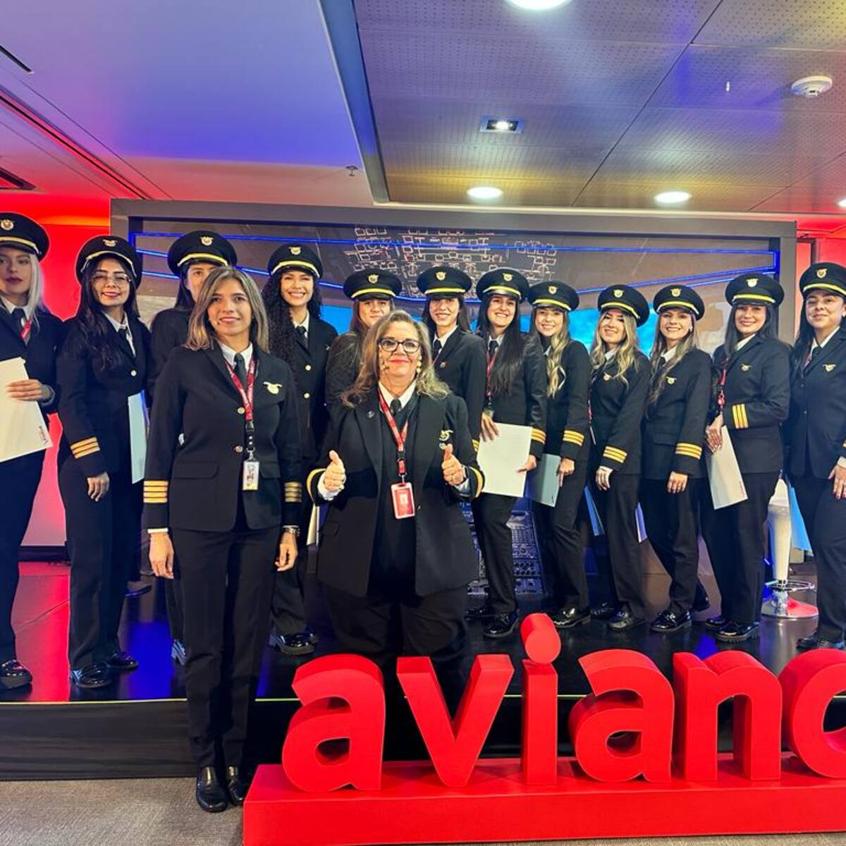 “El cielo es de ellas”: Avianca entregará 20 becas a mujeres que quieran ser piloto
