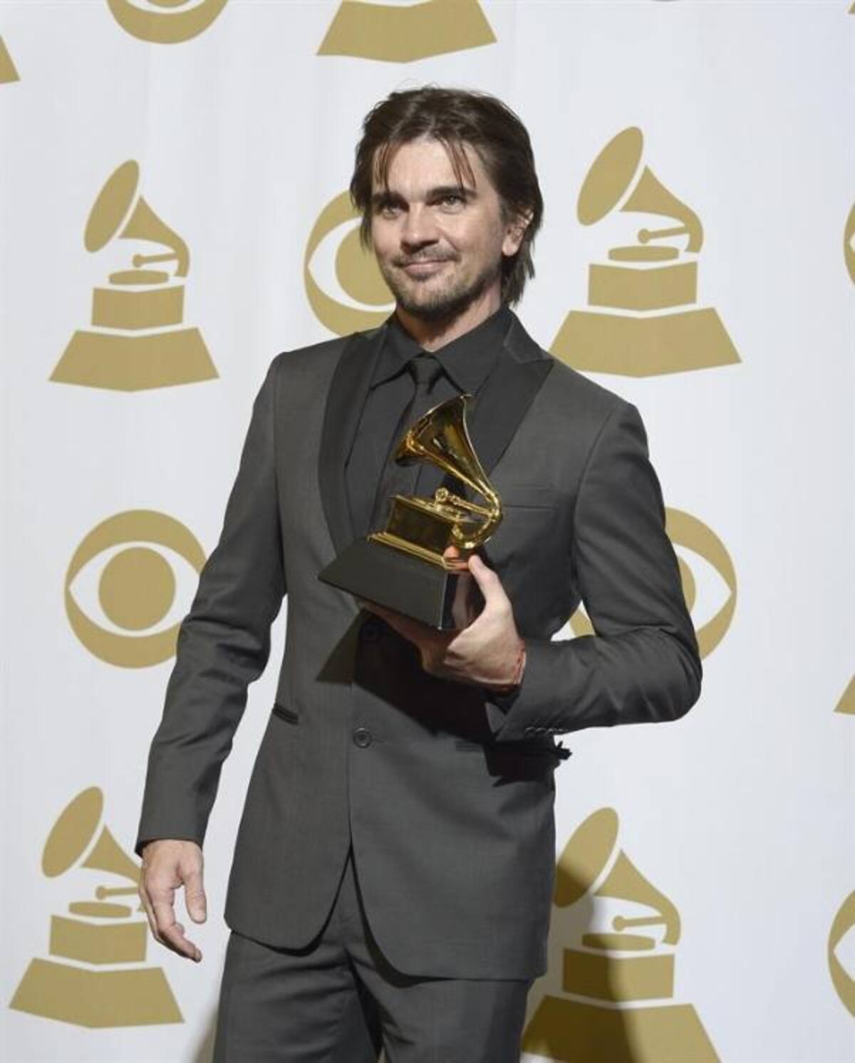 En el 2001, ganó por primera vez en los Grammy Latino en las categorías de Mejor Nuevo Artista, Mejor Álbum Rock Solista y Mejor Canción Rock por la canción Fíjate Bien.