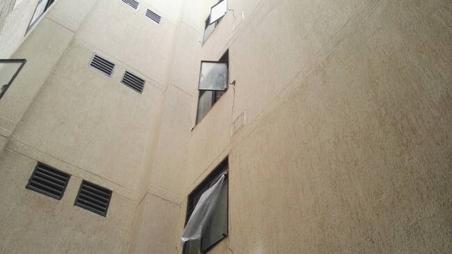 Grietas que recorren varios apartamentos en proyecto Parques de Bolívar