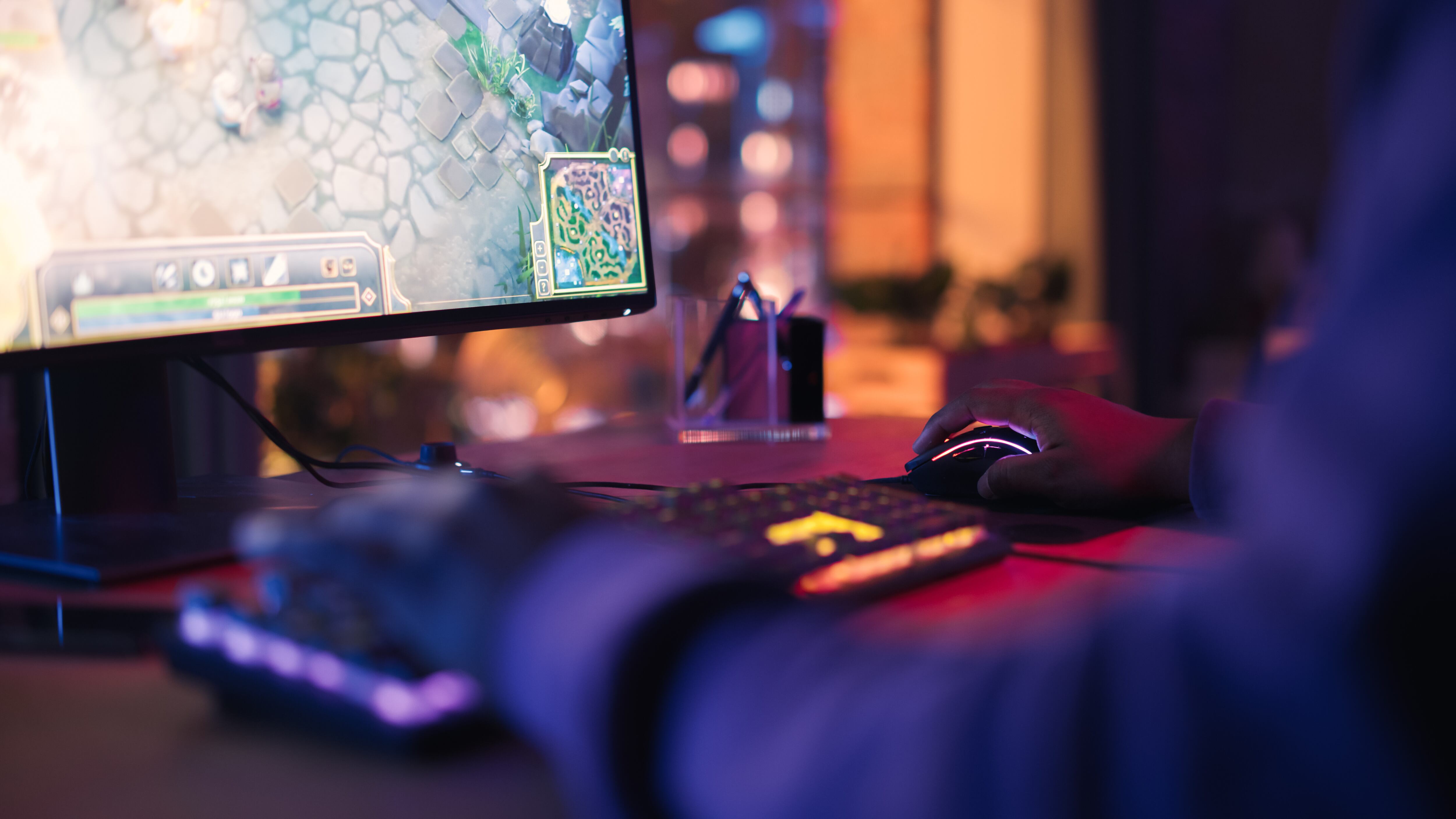 Hombre creando un videojuego  en un computador (GettyImages)
