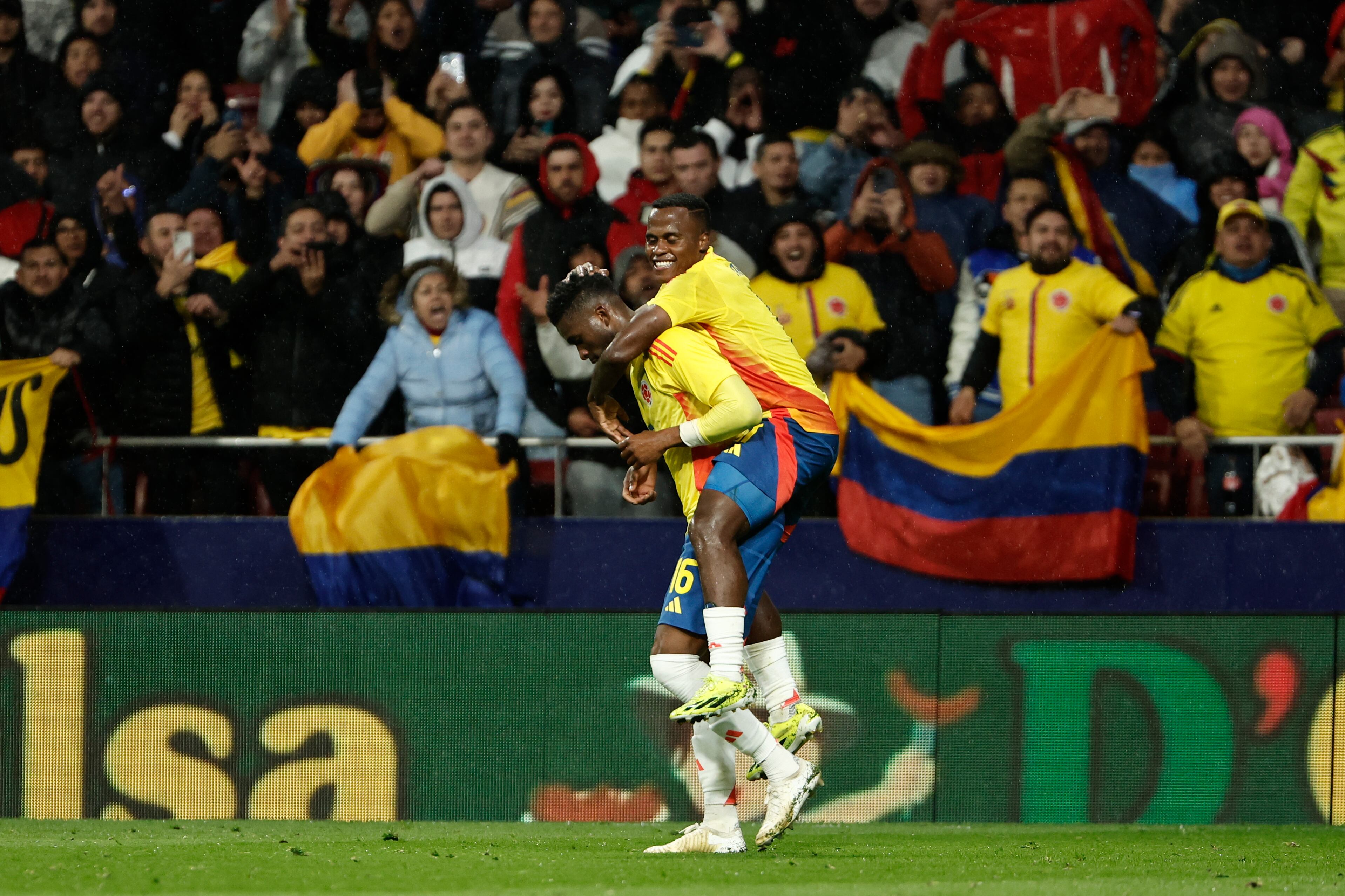 El delantero de la selección de Colombia Jhon Arias (d) celebra con Jefferson Lerma su gol, segundo del equipo, durante el partido amistoso que las selecciones de fútbol de Colombia y Rumanía disputaron en el estadio Metropolitano, en Madrid. EFE/Sergio Pérez