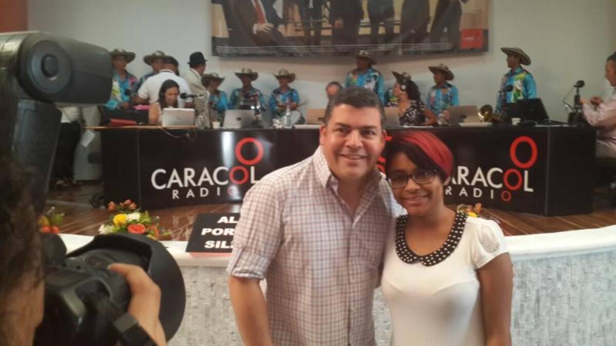 Darío Arizmendi y su equipo desde la heroica, mostrando lo mejor de la ciudad y sus gentes. Foto: Caracol Radio.