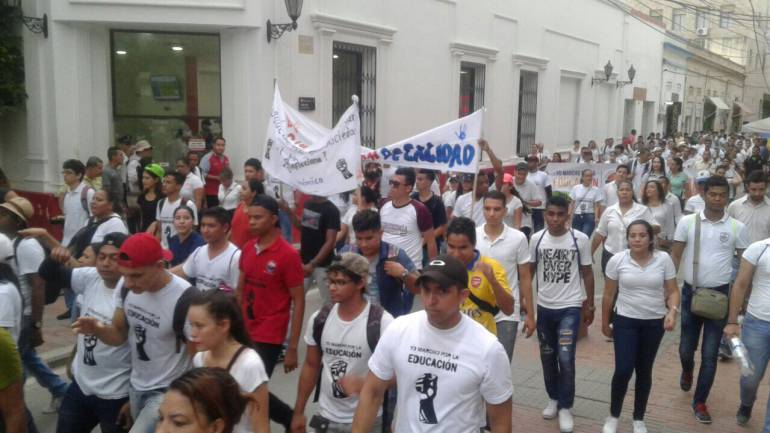 Estudiantes de la Universidad del Magdalena durante la manifestación en las calles de Santa Marta. /FOTO CARACOL RADIO