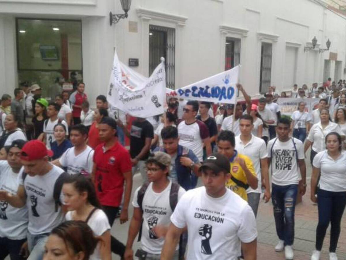 Estudiantes se manifestaron contra anuncio de recorte de presupuesto a la educación superior