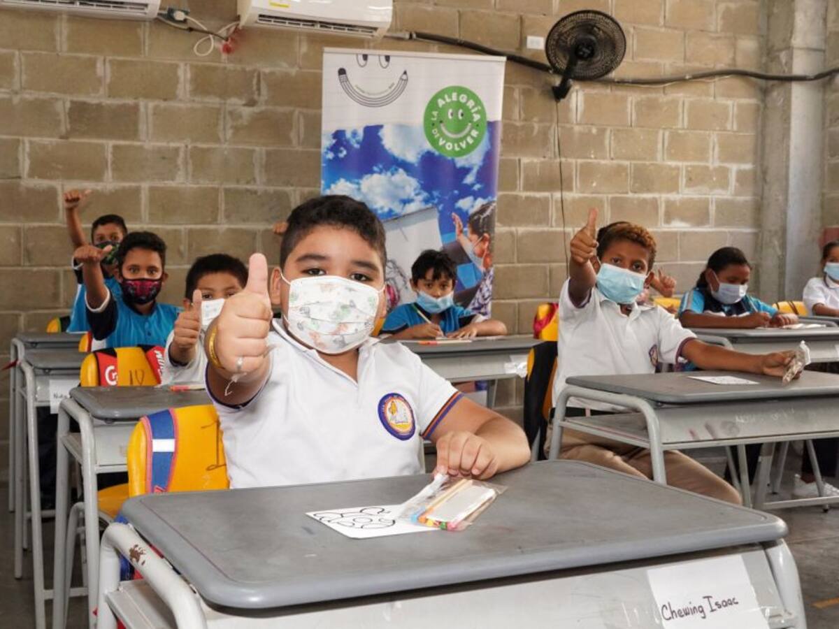 Colegios oficiales en Barranquilla reciben dotación de recursos bilingües