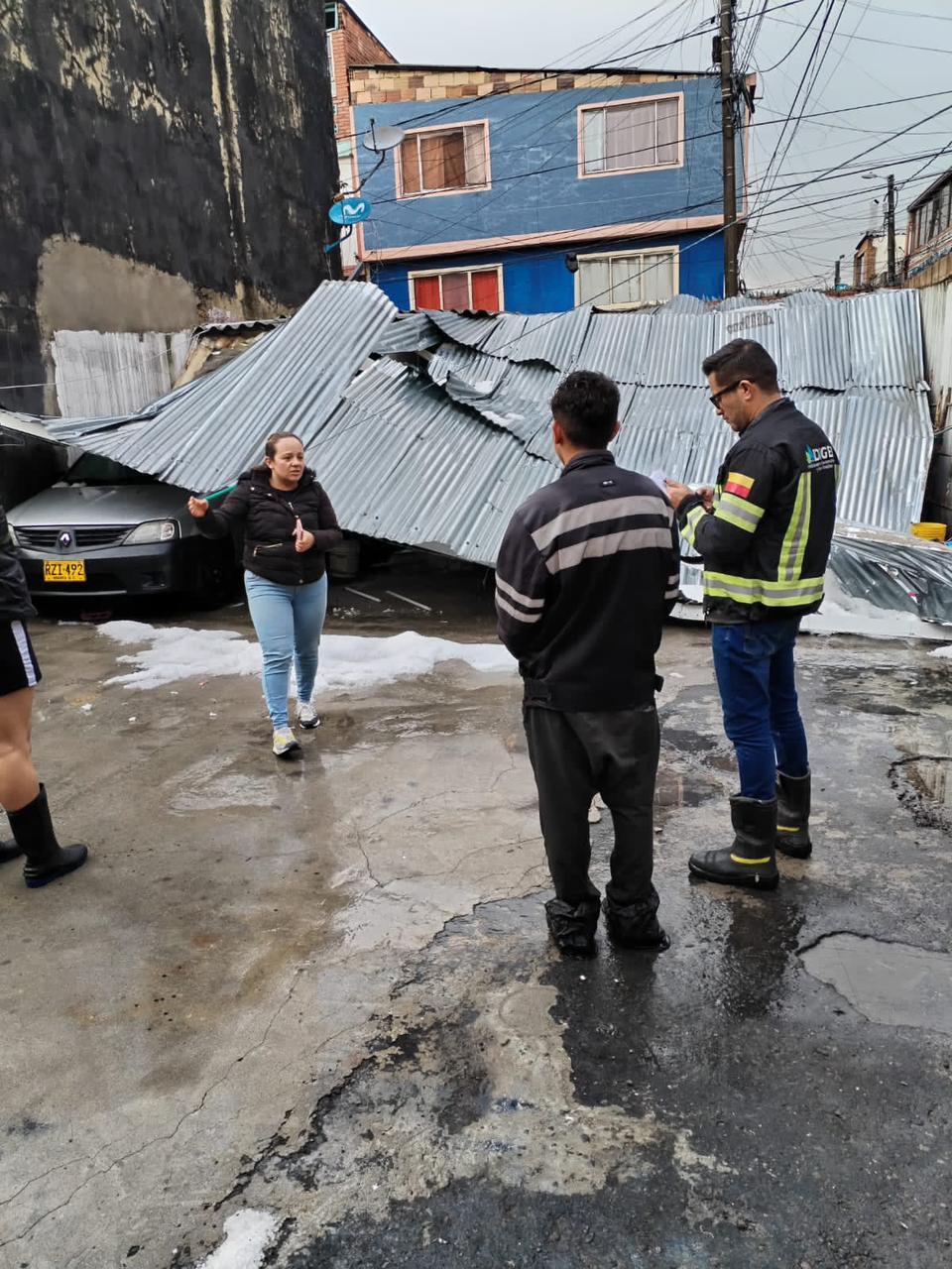 Fuerte granizada en Bogotá: Techo de parqueadero colapsó y buses se estancaron en el agua