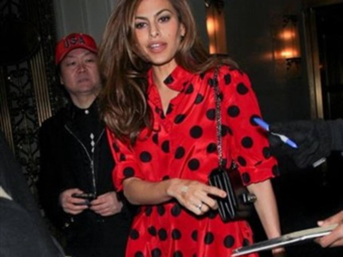 Eva Mendes se aficiona a las tiendas eróticas