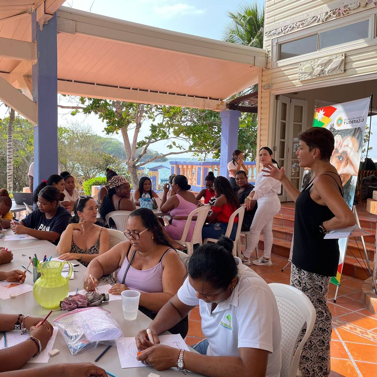 Mujeres de Islas del Rosario son capacitadas en contabilidad básica