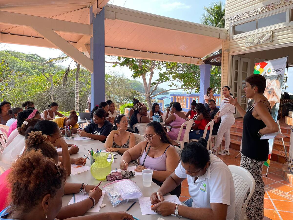 Mujeres de Islas del Rosario son capacitadas en contabilidad básica