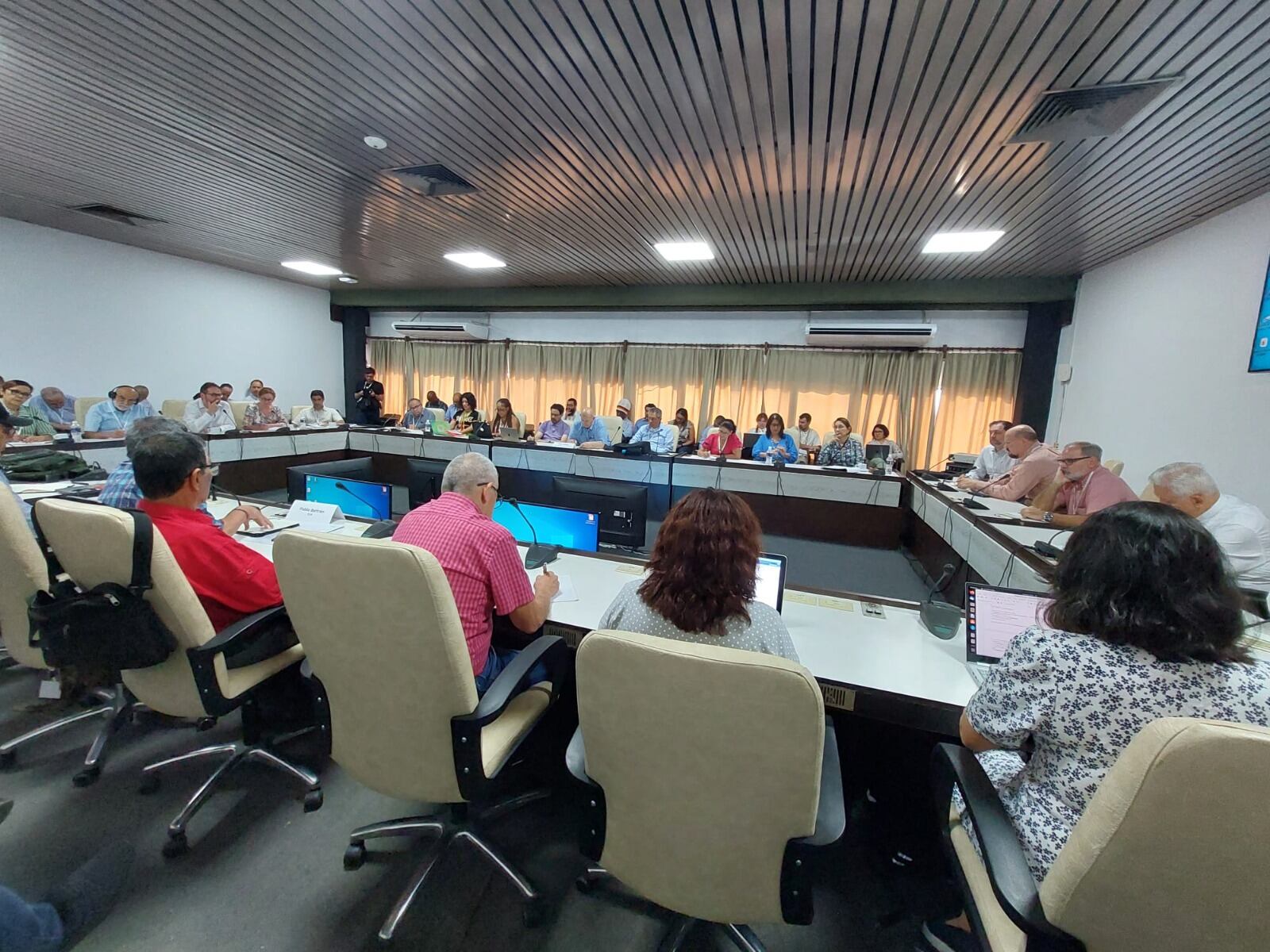 Gobierno olombiano y el ELN aceleran los trabajos para definir el cese al fuego bilateral.