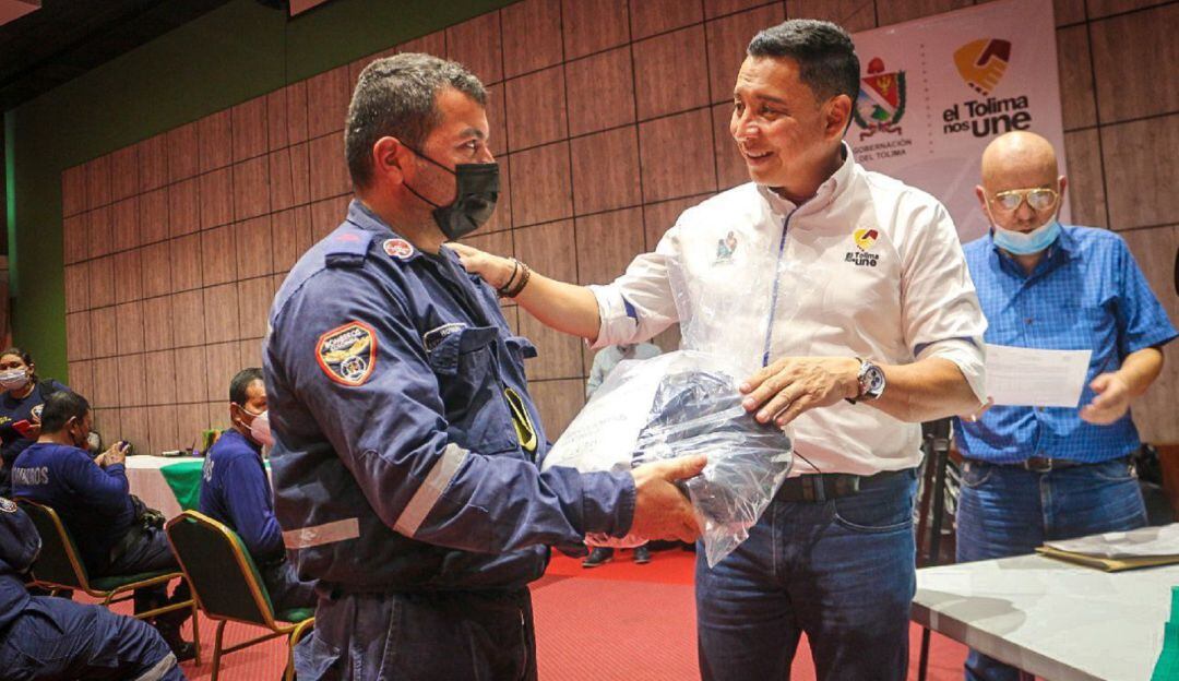Entrega de dotación a Bomberos del Tolima