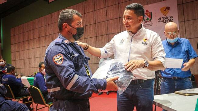Entrega de dotación a Bomberos del Tolima
