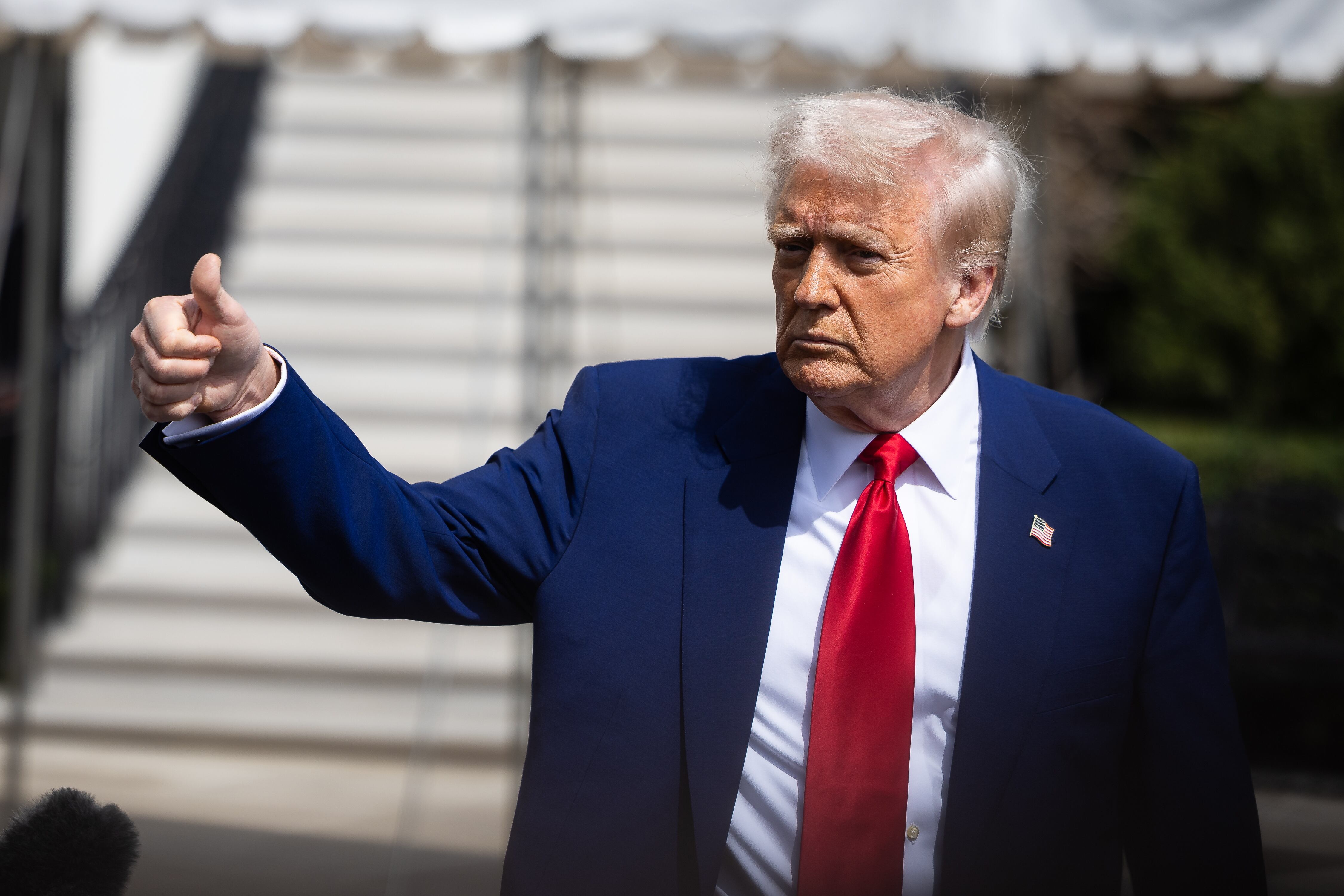 Washington (United States), 03/04/2025.- US President Donald Trump gestures as he departs the White House, in Washington, DC, USA, 03 April 2025. EFE/EPA/FRANCIS CHUNG / POOL
