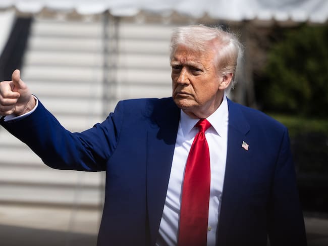 Washington (United States), 03/04/2025.- US President Donald Trump gestures as he departs the White House, in Washington, DC, USA, 03 April 2025. EFE/EPA/FRANCIS CHUNG / POOL