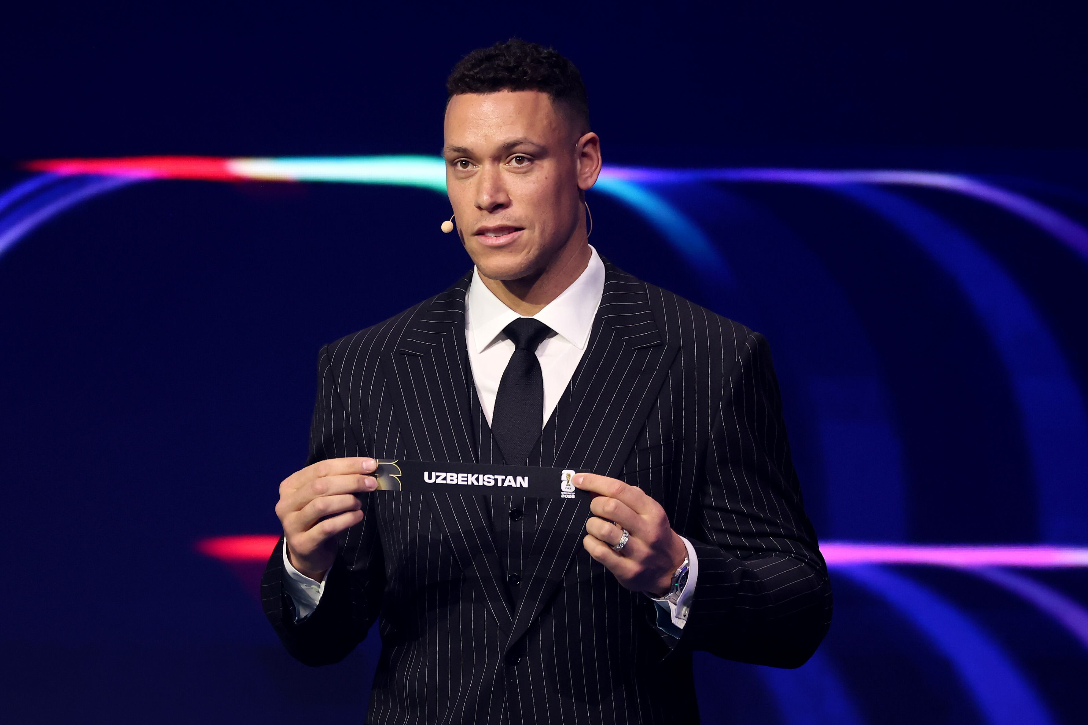 El momento en el que Uzbekistán es elegido durante el sorteo de la Copa del Mundo. (Photo by Hector Vivas - FIFA/FIFA via Getty Images)