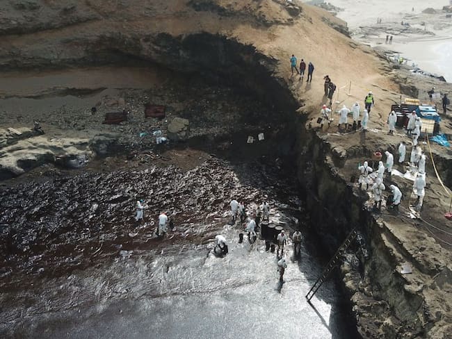 Atención en las playas de Perú tras el derrame de 6.000 barriles de petróleo en la costa. 