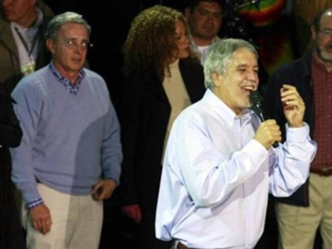 Es triste que Peñalosa apoye proceso de paz: Uribe