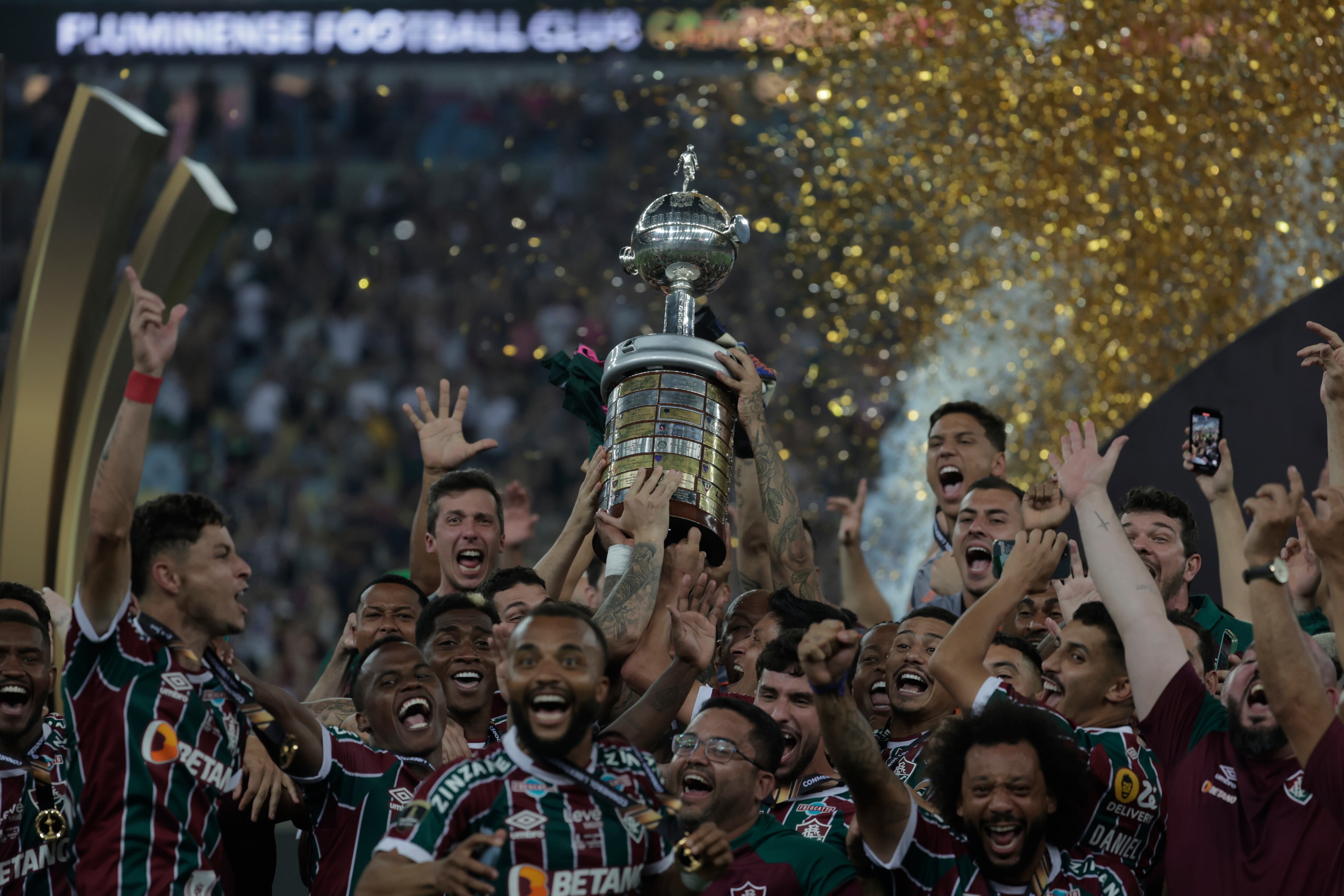 AME4086. RÍO DE JANEIRO (BRASIL), 04/11/2023.- Jugadores de Fluminense levantan la Copa tras ganar hoy, el partido de la final de la Copa Libertadores entre  Boca Juniors y Fluminense en el estadio de Maracaná, en Rio de Janeiro (Brasil). EFE/ Antonio Lacerda