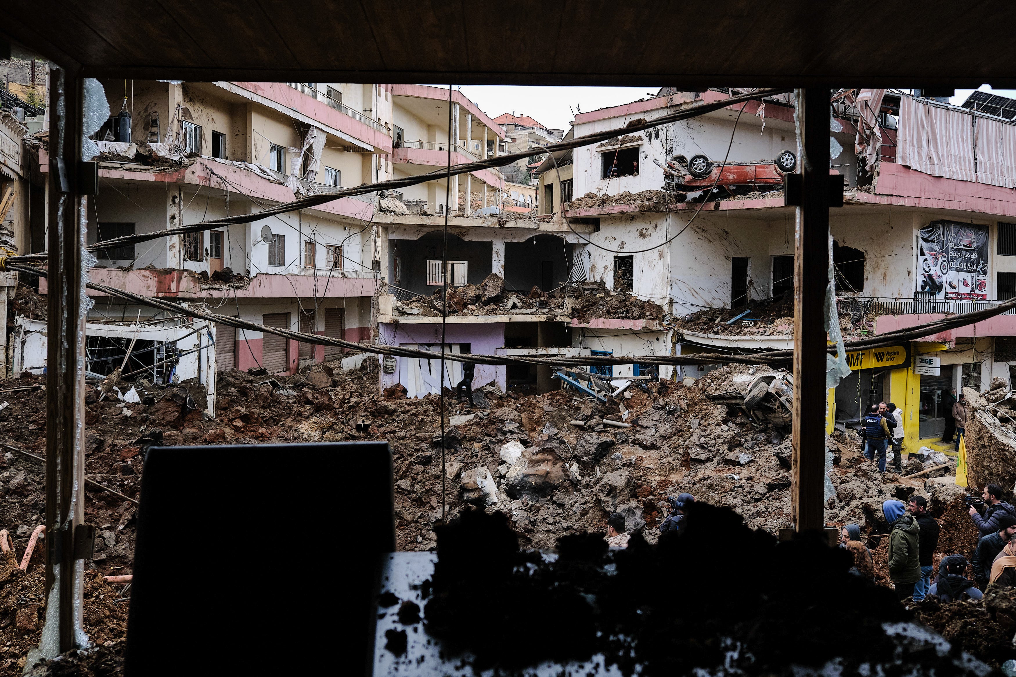 Al menos 41 personas murieron y otras 40 resultaron heridas la madrugada de este sábado en una serie de bombardeos israelíes contra el área de Nabi Chit, en el este del Líbano, donde el Estado judío llevó a cabo una incursión con helicópteros para buscar pistas sobre un piloto desaparecido. (Cortesía: EFE/ Edgar Gutiérrez)