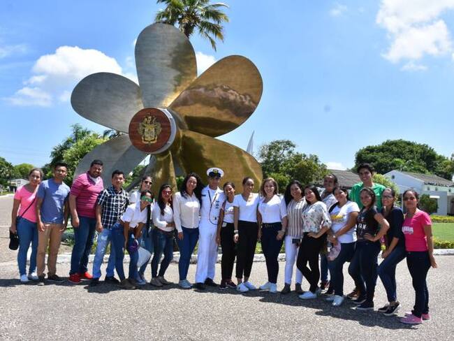 Escuela Naval recibe visita de universitarios del interior del país