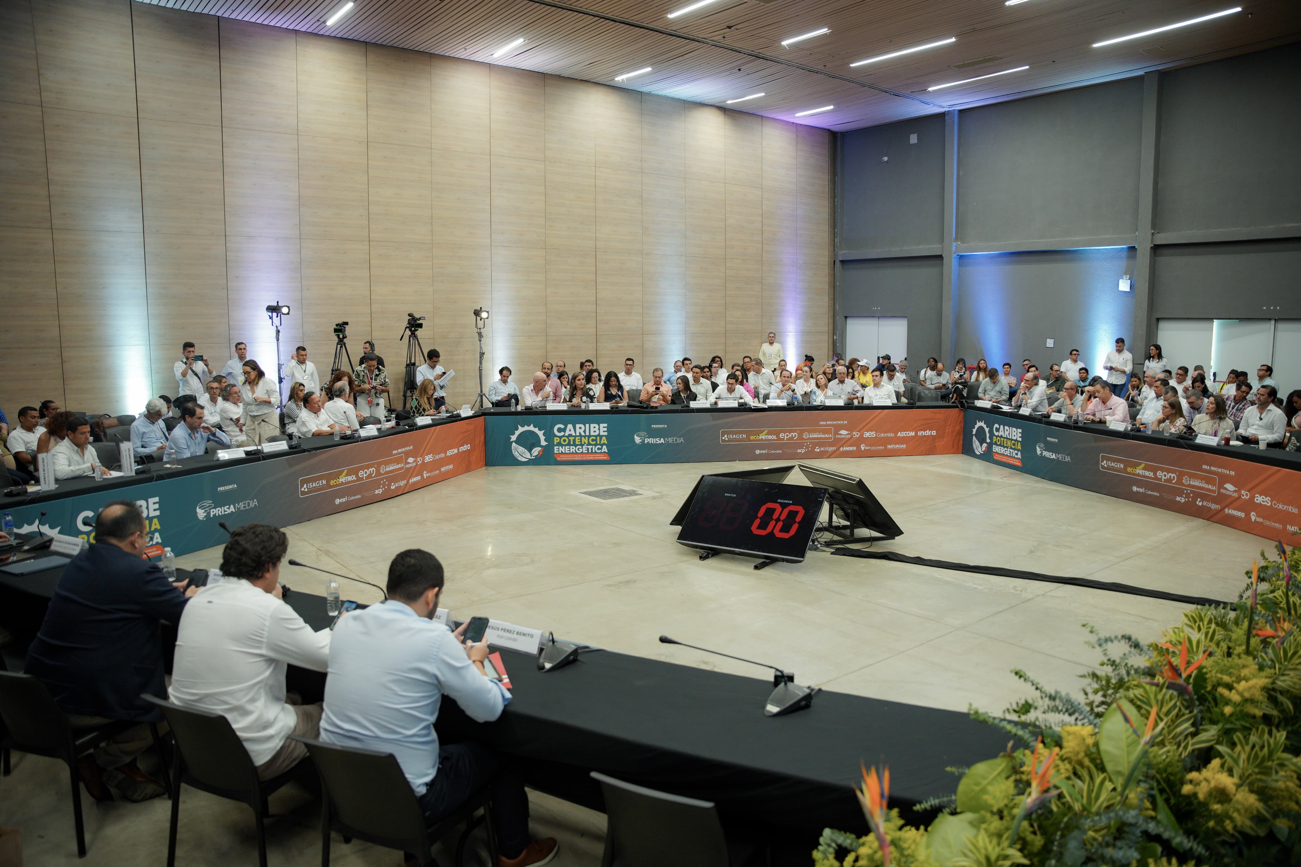 La Gran Mesa de Diálogo del Desafío Energético del Caribe reunió a expertos y líderes para discutir propuestas enfocadas en el desarrollo energético sostenible de la región. | Foto: Caracol Radio